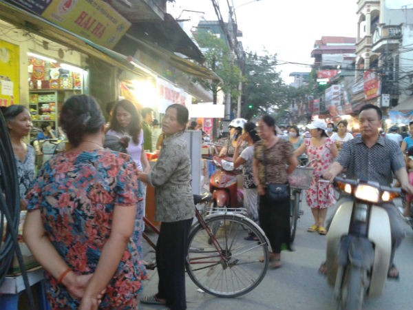 Mua bán bánh Trung thu hạ giá trên đường Trương Định, Hoàng Mai ngay gần công ty Hải Hà.